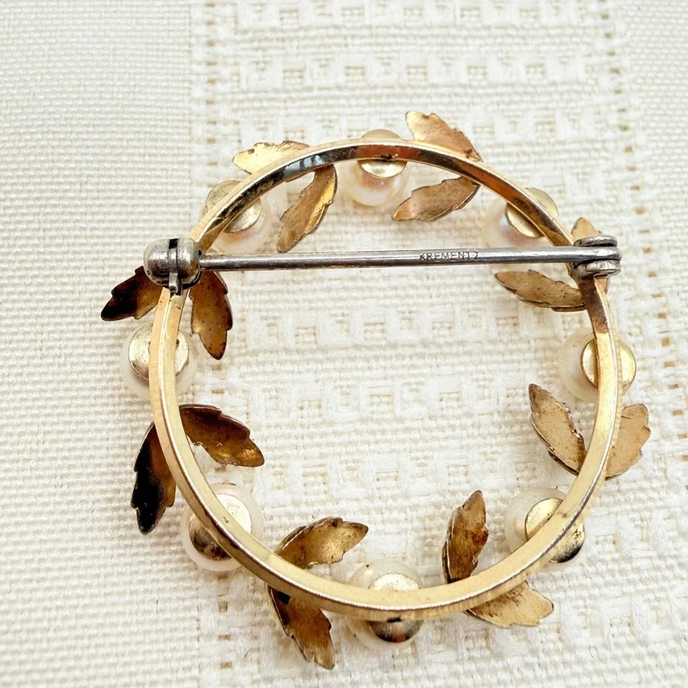 Vintage Krementz Circle Wreath Leaves Gold Tone Brooch w/ Cultured Pearls 1.25